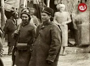 عکس| سفر زمان؛ رژۀ سربازان قاجاری در یکی از خیابان‌های تهران؛ بیش از یک قرن قبل