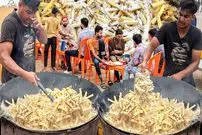 ببینید| غذای خیابانی در پاکستان؛ تهیه سیب زمینی سرخ کرده با تخم مرغ و ادویه در کراچی