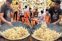 ببینید| غذای خیابانی در پاکستان؛ تهیه سیب زمینی سرخ کرده با تخم مرغ و ادویه در کراچی