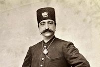 عکس؛ سفر به تاریخ؛ «اسماعیل بزاز، دلقک ناصرالدین شاه» در کنار پسر رقاص و سایر نوازندگان