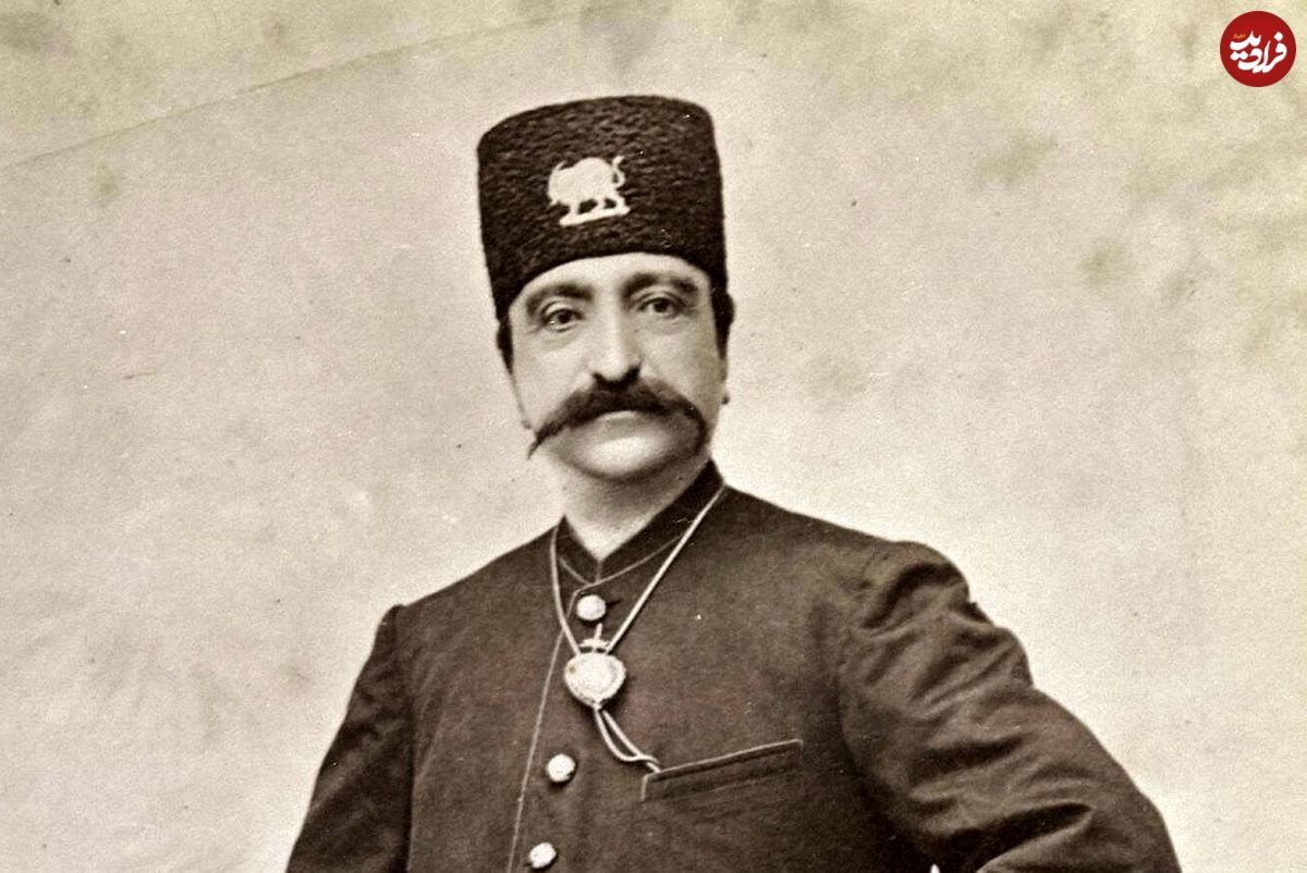 عکس؛ سفر به تاریخ؛ «اسماعیل بزاز، دلقک ناصرالدین شاه» در کنار پسر رقاص و سایر نوازندگان