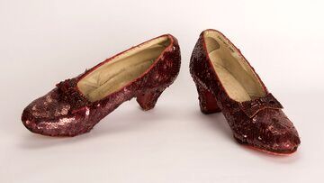 (عکس) دستگیری سارق کفش‌های دختر جادوگر شهر اُز؛ این کفش ۳.۵ میلیون دلار ارزش دارد