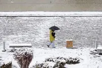 چطور روی برف یخ‌زده راه برویم و سُر نخوریم؟ ترفندی ساده برای روزهای سرد و برفی