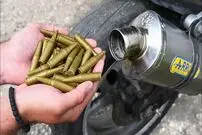 (ویدئو) اگر داخل اگزوز موتور سیکلت گلوله جنگی بریزیم، چه اتفاقی می افتد؟