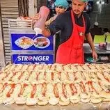 ببینید| غذای خیابانی در پاکستان؛ مهارت آشپز خیابانی در تهیه برگر با تخم مرغ در کراچی