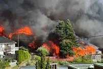 ببینید| آتش‌سوزی گسترده و نابودی ده‌ها خانه در نروژ