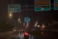 ( ویدیو) لحظه تصادف وحشتناک خودروی دنا و پرت شدن راننده به بیرون وسط اتوبان!