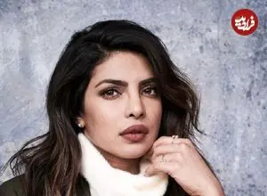 عکس| سفر در زمان؛ «پریانکا چوپرا» در 28 سالگی و در حال نشستن در خودروی شخصی اش؛ سال 1390