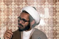 عکس؛ سفر به تاریخ؛ «شهید محمد منتظری» در کنار «شهید رجایی» پشت خاکریز در جبهه؛ سال 1359