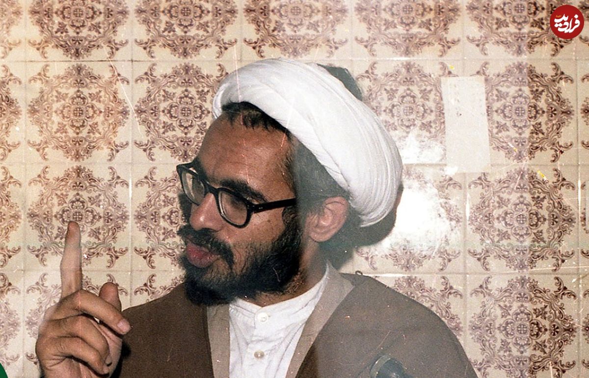 عکس؛ سفر به تاریخ؛ «شهید محمد منتظری» در کنار «شهید رجایی» پشت خاکریز در جبهه؛ سال 1359