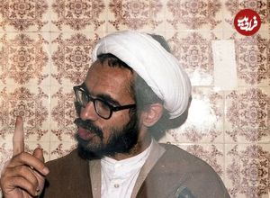 عکس؛ سفر به تاریخ؛ «شهید محمد منتظری» در کنار «شهید رجایی» پشت خاکریز در جبهه؛ سال 1359