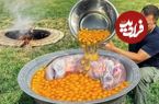ببینید؛ غذای روستایی در آذربایجان؛ پخت یک غذای متفاوت با بره کامل، 100 تخم مرغ و سبزیجات