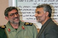 عکس؛ سفر به تاریخ؛ «پسر سردار سلیمانی» در آغوش «سردار قاآنی» بعد از شهادت پدر