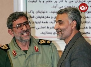 عکس؛ سفر به تاریخ؛ «پسر سردار سلیمانی» در آغوش «سردار قاآنی» بعد از شهادت پدر