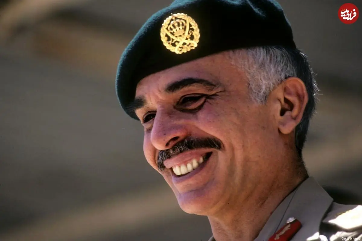 عکس| سفر در زمان؛ «ملک حسین، پادشاه اردن» و همسرش در حال بازی با پسرشان در ایوان خانه؛ سال 1342