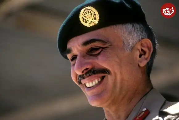 عکس| سفر در زمان؛ «ملک حسین، پادشاه اردن» و همسرش در حال بازی با پسرشان در ایوان خانه؛ سال 1342