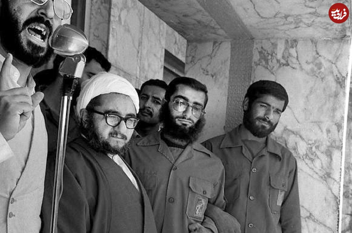 عکس؛ سفر در زمان؛ محمدصادق خلخالی در حاشیه یکی از دیدارها با امام؛ سال 59