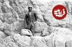 عکس| سفر زمان؛ مردانی با کلاه پهلوی در کنار سنگ‌نگارۀ فتحعلی شاه قاجار؛ سال 1312