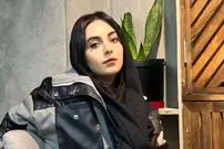 عکس| سفر زمان؛ «مارال» در حال گرفتن افسار اسب در پشت‌صحنه سریال «آنام»