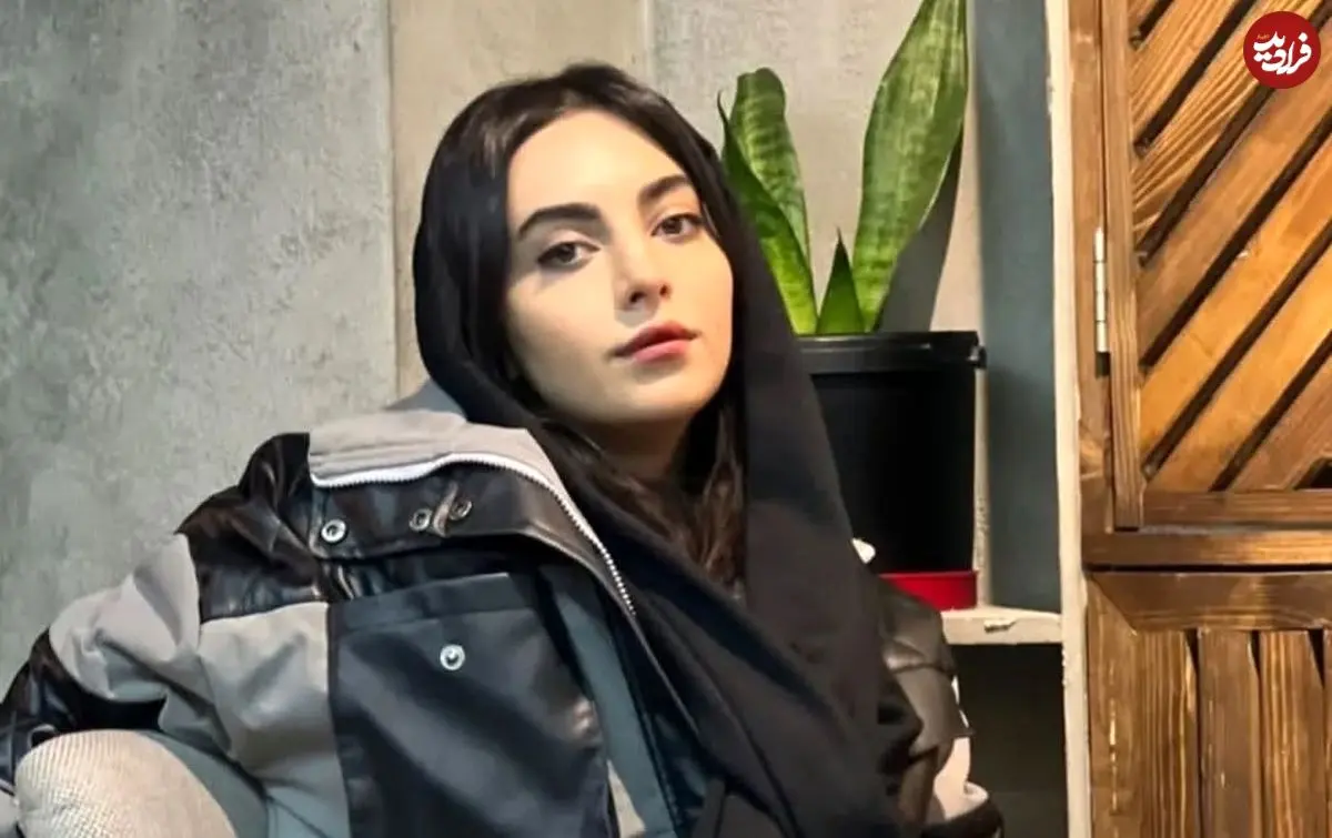 عکس| سفر زمان؛ «مارال» در حال گرفتن افسار اسب در پشت‌صحنه سریال «آنام»