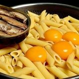ببینید؛ طرز تهیه یک پاستای متفاوت آمریکایی با کنسرو ماهی و تخم مرغ