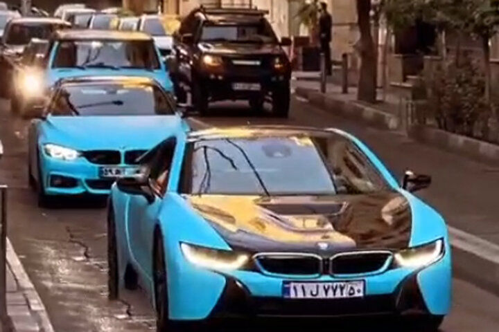 ( ویدیو) جولان دو BMW میلیاردی با رنگ خاص در خیابان‌های تهران!