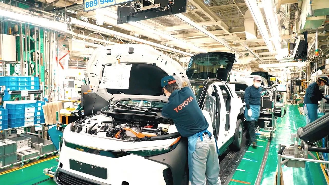 (ویدئو) خودروهای مشهور «تویوتا» چگونه در کارخانه های ژاپنی تولید می شوند؟