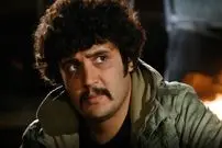 عکس| سفر در زمان؛ «کیانوش» سریال آوای باران ژست متفاوت در جاده نظنز؛ سال 1402