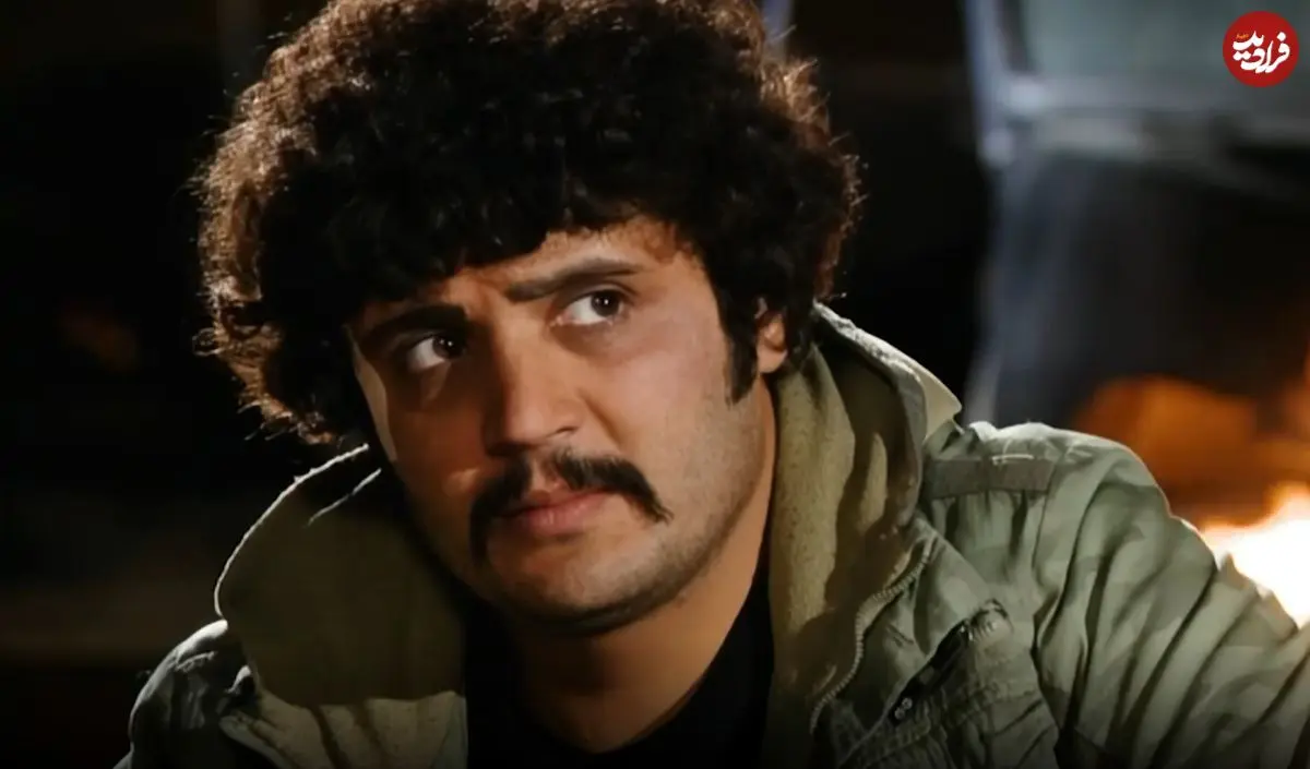 عکس| سفر در زمان؛ «کیانوش» سریال آوای باران ژست متفاوت در جاده نظنز؛ سال 1402