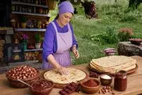 ببینید| غذای روستایی در آذربایجان؛ تهیه بستنی میوه ای و باقلوای پسته ای