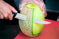 ببینید| برش زدن دیدنی آناناس، طالبی و هندوانه به روش میوه فروش کره ای