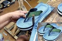 ببینید| فرآیند ساخت صندل با استفاده از شلوار لی قدیمی به روش کفاش اندونزیایی