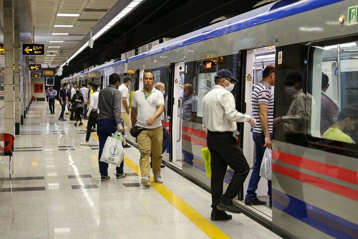عکسی که از چالش ۱۰ سالگی در متروی تهران وایرال شد