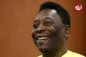 عکس| سفر در زمان؛ «پله 20 ساله» به همراه یک کودک در زمین فوتبال؛ سال 1339