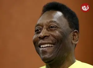 عکس| سفر در زمان؛ «پله 20 ساله» به همراه یک کودک در زمین فوتبال؛ سال 1339