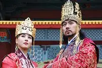 عکس| سفر به تاریخ؛ چهرۀ خندان «سوسانو» در پشت‌صحنۀ عروسی با «جومونگ»