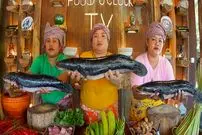 ببینید| غذای روستایی در سنگاپور؛ تهیه خوراک و سالاد با 10 کیلو ماهی سرماری