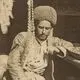 عکس| سفر زمان؛ «مرد قدّاره‌بند» در کنار مغازه میوه‌فروشی در دوران قاجار