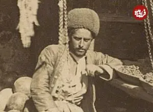 عکس| سفر زمان؛ «مرد قدّاره‌بند» در کنار مغازه میوه‌فروشی در دوران قاجار