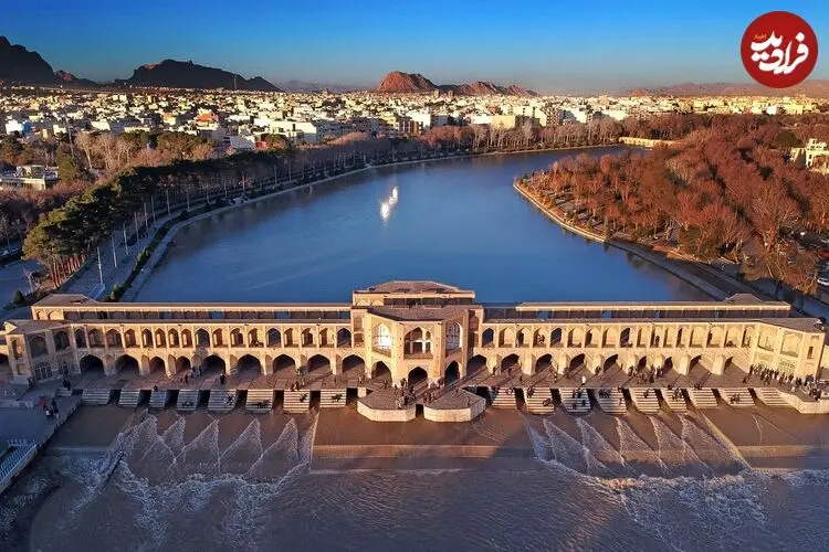عکس| سفر زمان؛ عبور زن‌ها از کنار پل خواجو در یک قرن قبل