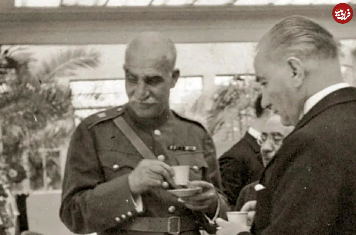 عکس| سفر در زمان؛ ژست «رضاخان» روی پله های یک قطار؛ دهه 1310