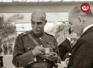 عکس| سفر در زمان؛ ژست «رضاخان» روی پله های یک قطار؛ دهه 1310