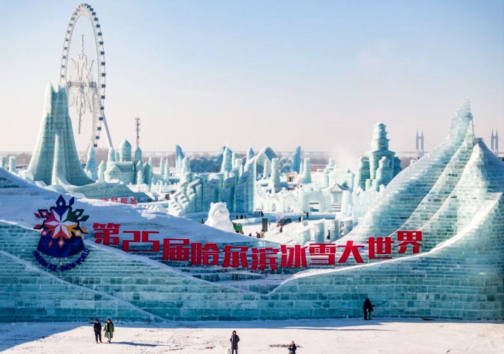 چین از بزرگترین شهر یخی جهان در منطقه ای به بزرگی ۳۰۰ زمین فوتبال رونمایی کرد