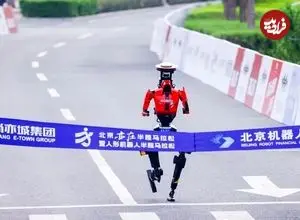 ربات انسان‌نمای چینی رکورد انسان را در مسابقۀ دو شکست