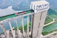 ببینید؛ نگاهی به سازه مهندسی شگفت انگیز آسانسور قایق‌بر در چین