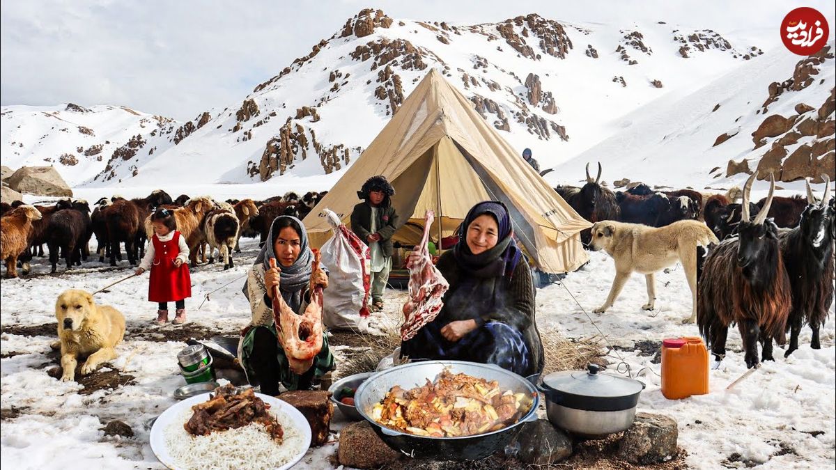 ببینید؛ غذای روستایی در افغانستان؛ پخت چلوگوشت توسط بانوی عشایر در هوای برفی