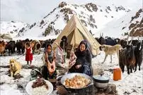 ببینید؛ غذای روستایی در افغانستان؛ پخت چلوگوشت توسط بانوی عشایر در هوای برفی