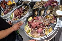 ببینید| غذای خیابانی در کره؛ پخت غذاهای محبوب با صدف و اختاپوس در سئول