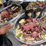 ببینید| غذای خیابانی در کره؛ پخت غذاهای محبوب با صدف و اختاپوس در سئول