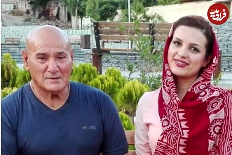 عکس| سفر به تاریخ؛ «صفر کشکولی» در حال حمل پرچم مسابقات پرورش اندام؛ 60 سال قبل